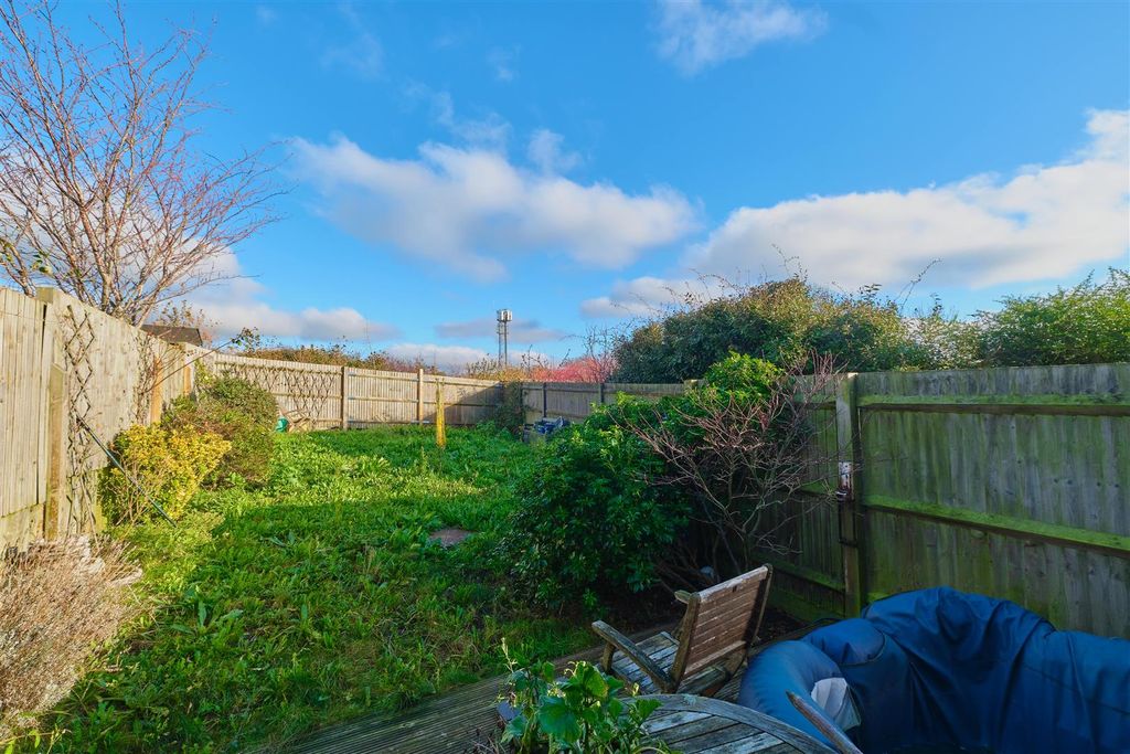 Property photo 2 of 12 Garden