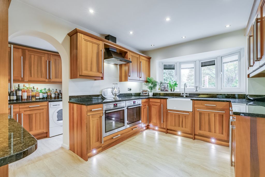 Property photo 3 of 44