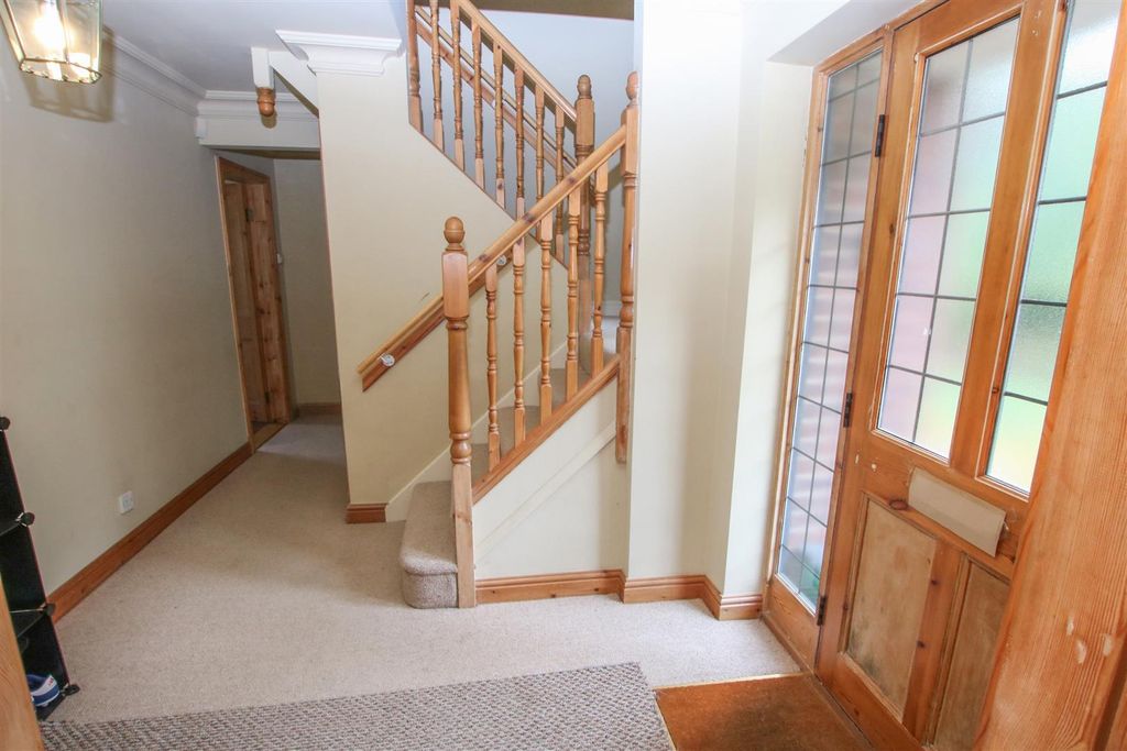 Property photo 3 of 20 Entrance Hall