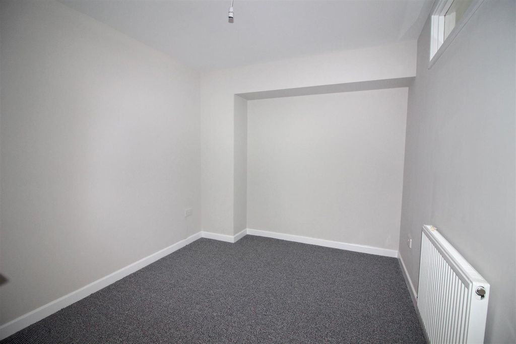 Property photo 3 of 4 Bedroom.Jpg