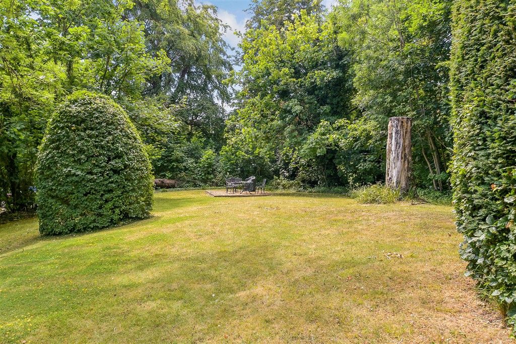 Property photo 1 of 11 Communal Gardens