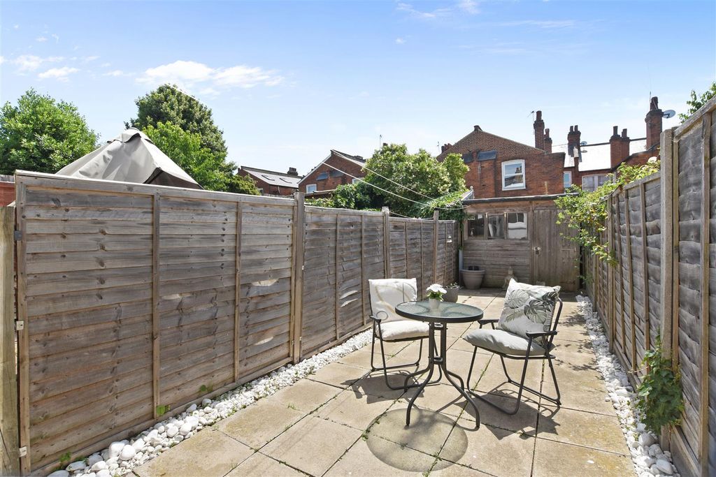 Property photo 3 of 15 08-c001Gcwt - 27 Furness Road - Garden -Original (