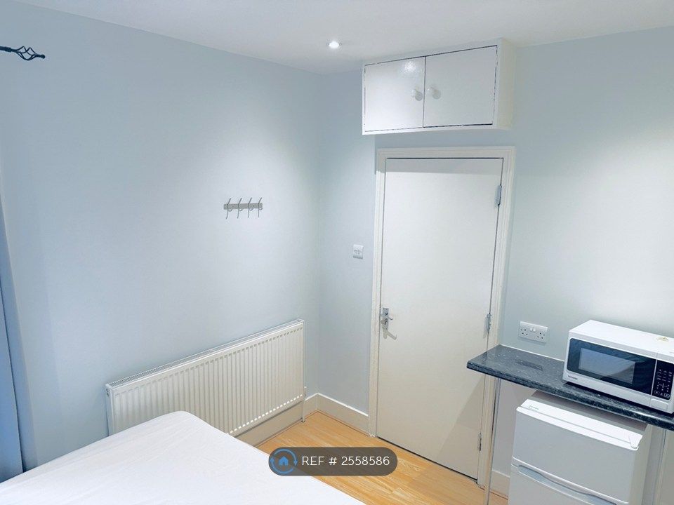 Property photo 3 of 6 Double Ensuite Room
