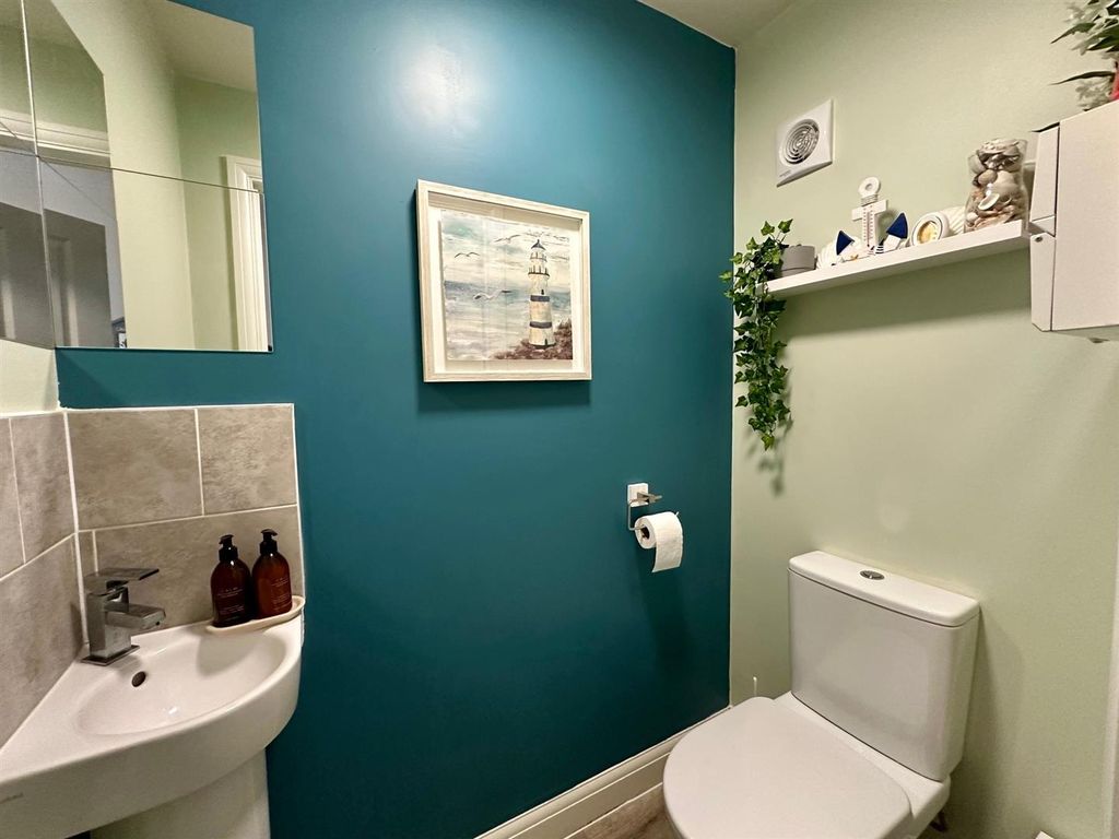 Property photo 3 of 20 Cloakroom