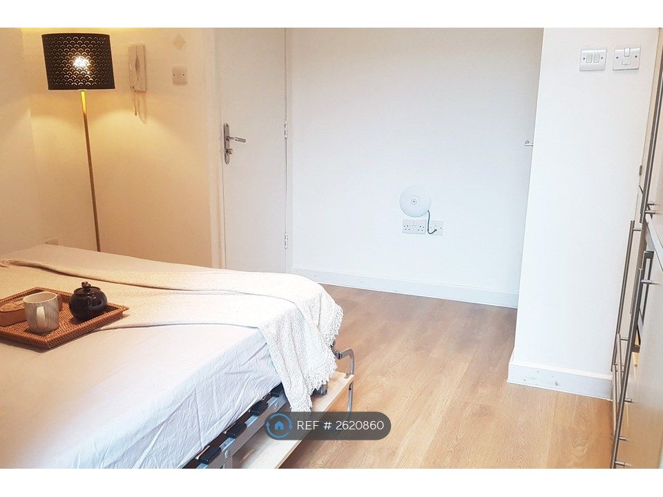 Property photo 2 of 7 Spacious Room - Furnished