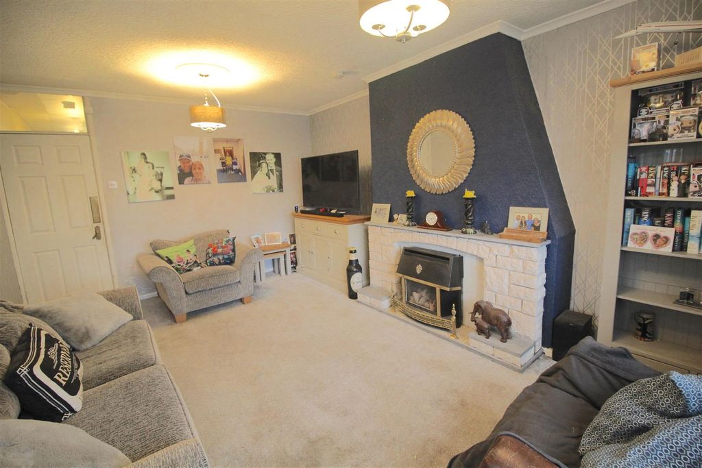 Property photo 3 of 14 Lounge