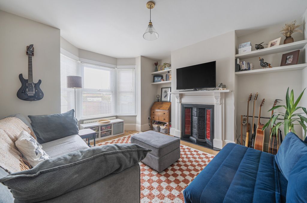 Property photo 2 of 10 1382989-11-692499...