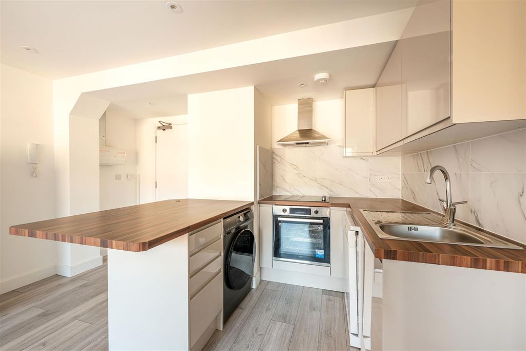 Property photo 2 of 7 Kitchen