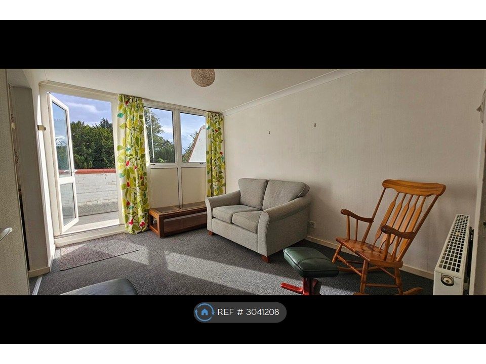 Property photo 3 of 11 Living Room