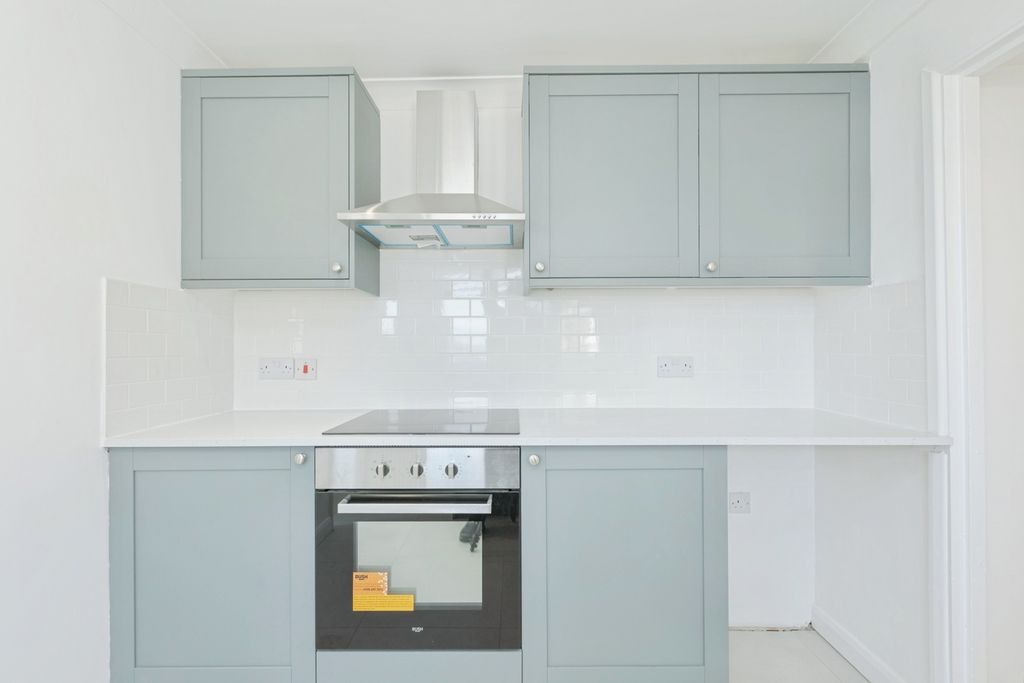 Property photo 3 of 10 Kitchen