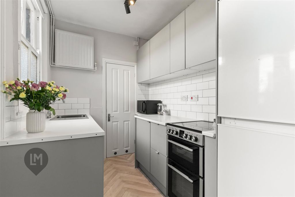 Property photo 3 of 6 Kitchen