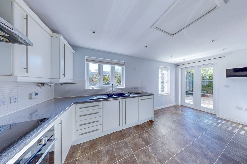 Property photo 2 of 27 1-Small-White-Path-175351