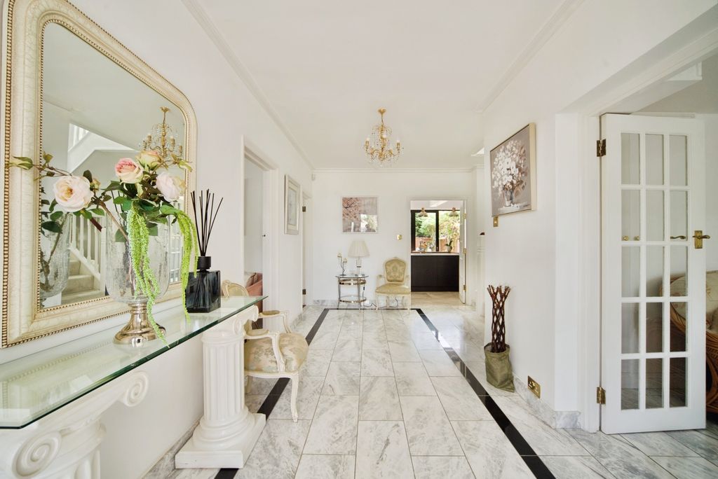 Property photo 2 of 17 Photo