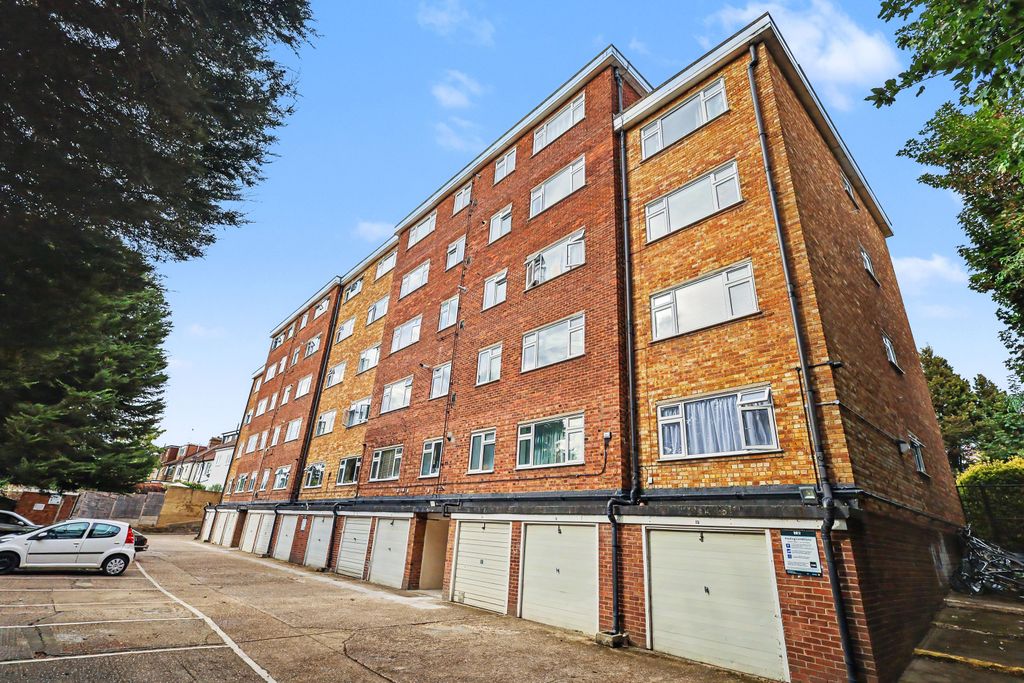Property photo 1 of 15 28 Barnes Court, Durham Avenue, Woodford Green, Ig8 7Nj