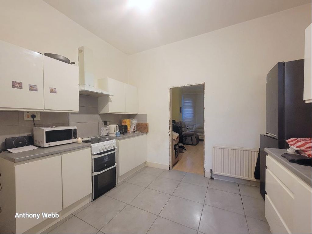 Property photo 2 of 9 Kitchen