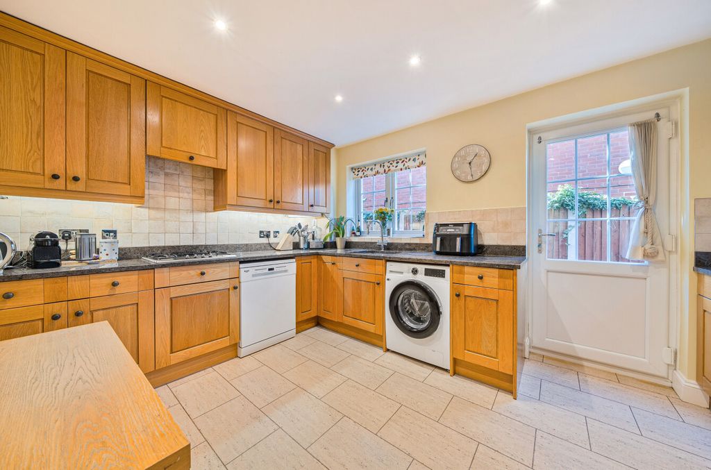 Property photo 3 of 18 1372973-15-68Fb91...