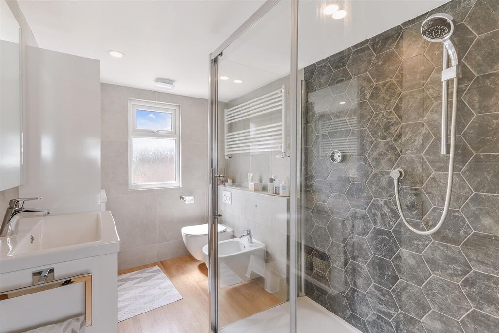 Property photo 2 of 20 Bletchingley Close (10).Jpg