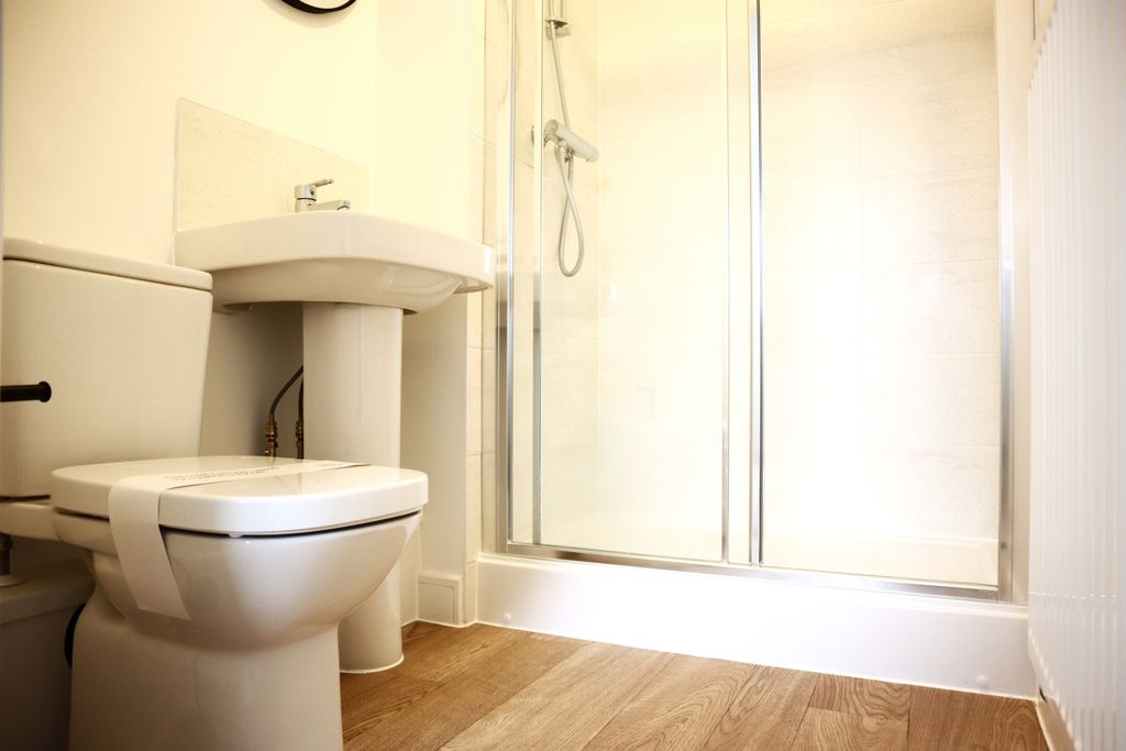 Property photo 3 of 10 En Suite