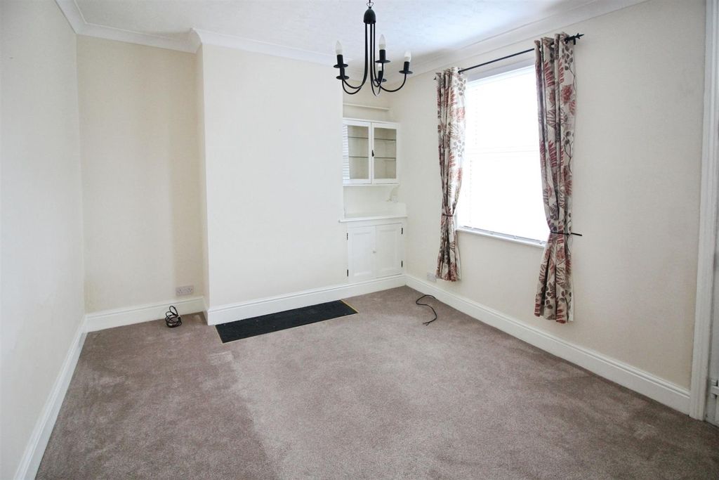 Property photo 3 of 8 Lounge