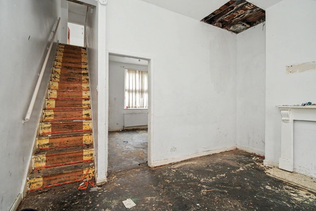 Property photo 2 of 19 186 Hornby Street, Bury, Lancashire, Bl9 5BA