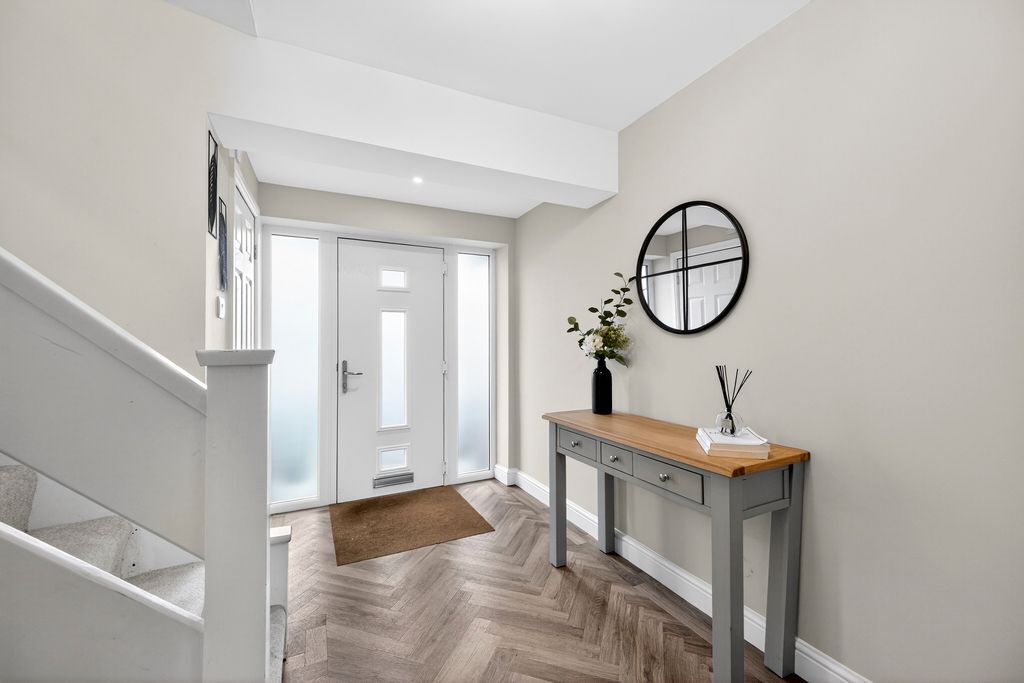 Property photo 3 of 22 Entrance Hall