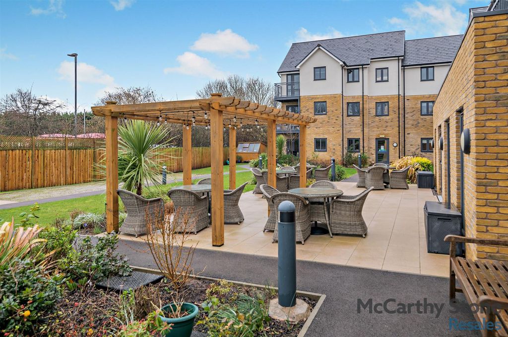 Property photo 2 of 15 Communal Gardens