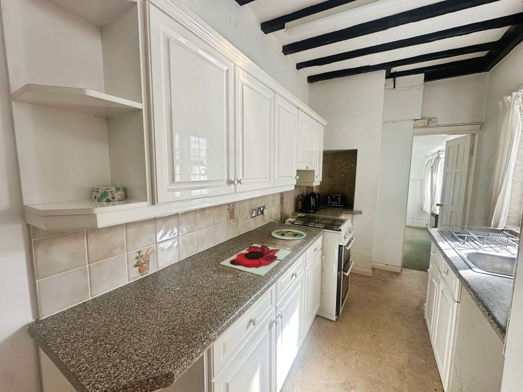 Property photo 2 of 11 Kitchen