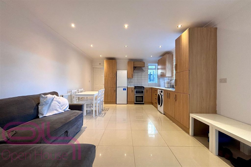 Property photo 1 of 11 Runneymede Gdns -Loungekitchen.Jpg