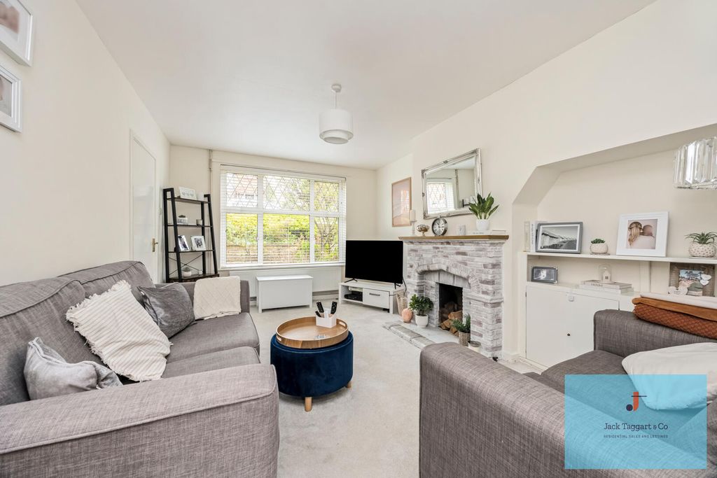 Property photo 3 of 18 Living Room