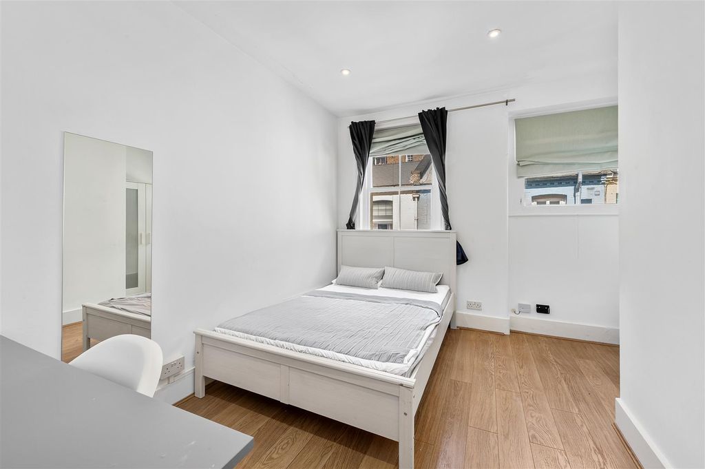 Property photo 3 of 8 Petersham Mews-5.Jpg