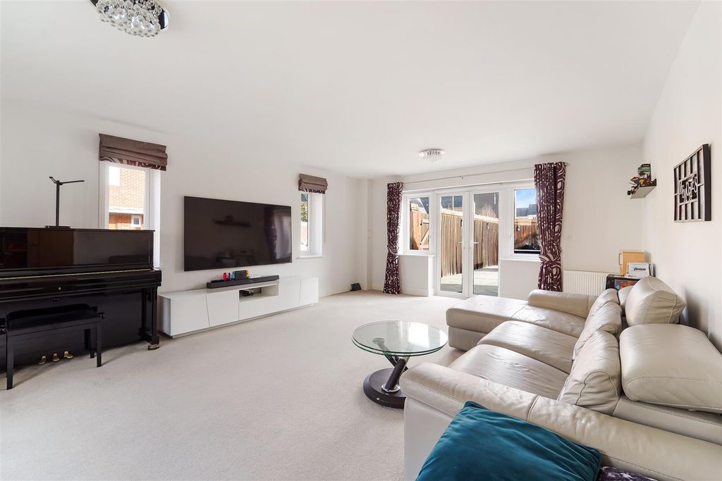 Property photo 3 of 19 Glanville Way (4).Jpg