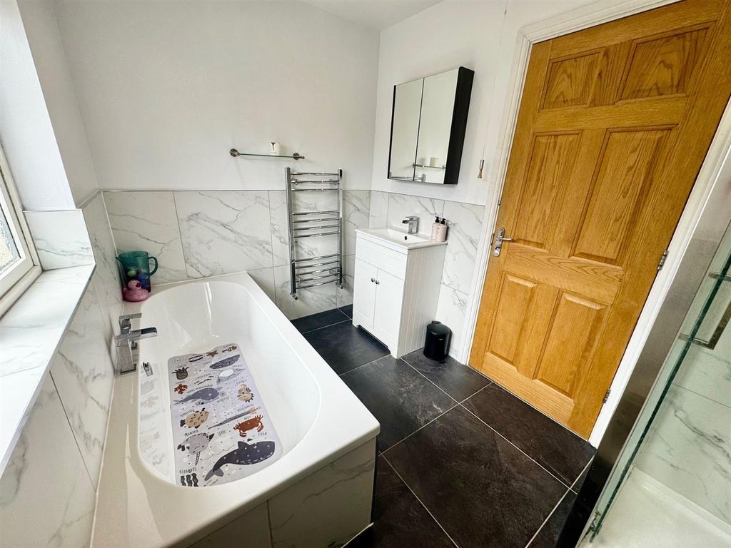 Property photo 3 of 17 Bathroom.Jpg