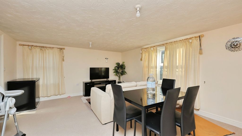 Property photo 3 of 12