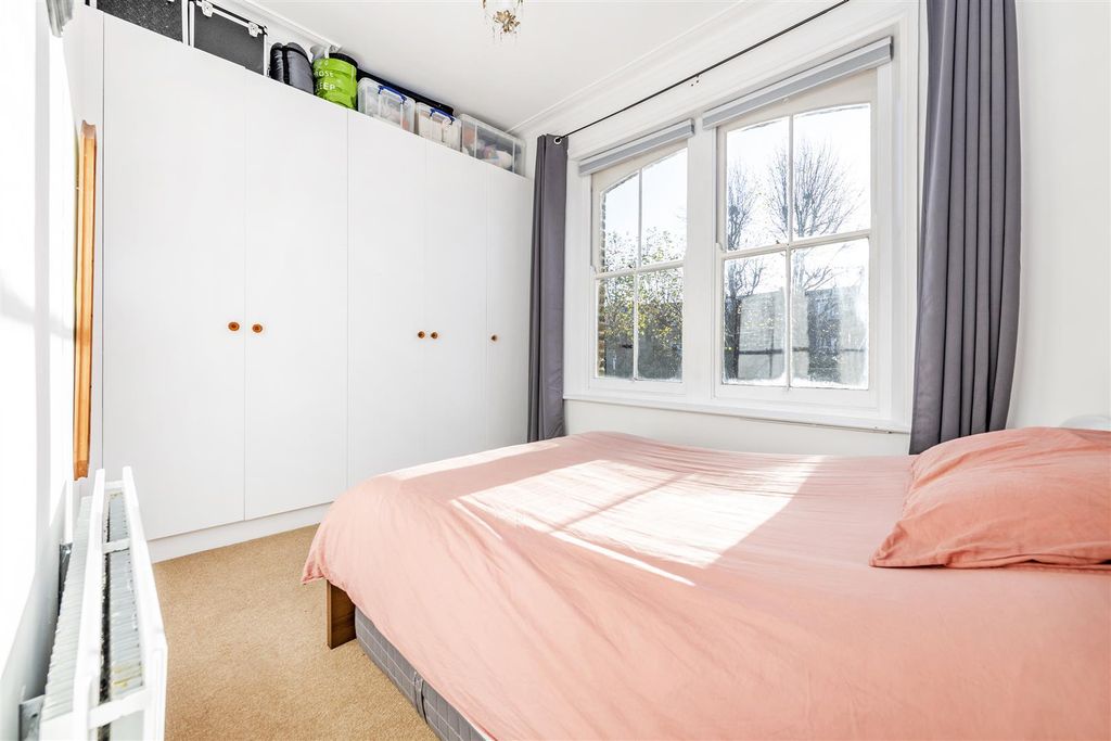 Property photo 1 of 12 Flat 3, 56 Brondesbury Road Master Bed.Jpg