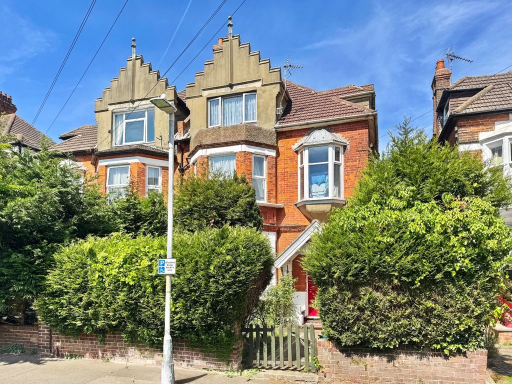 Property photo 1 of 9 Kingsnorth Gardens