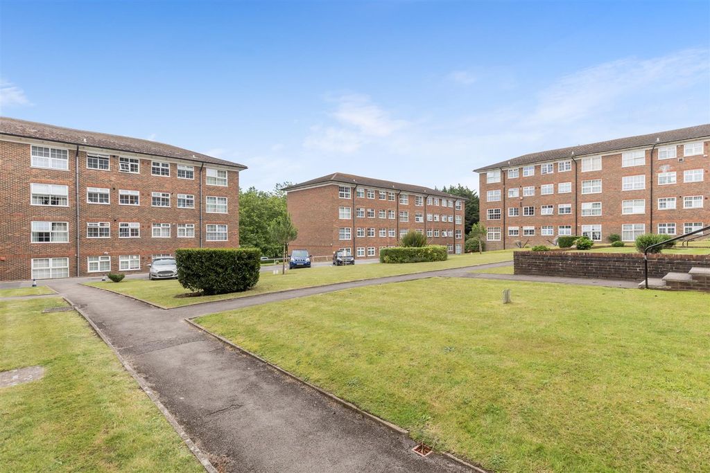 Property photo 3 of 12 Communal Gardens