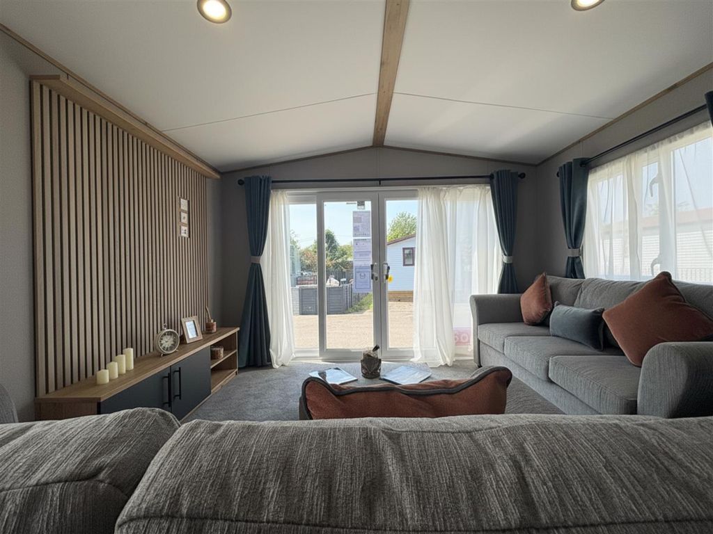 Property photo 3 of 8 Lounge Hamiltonâ (1).Png