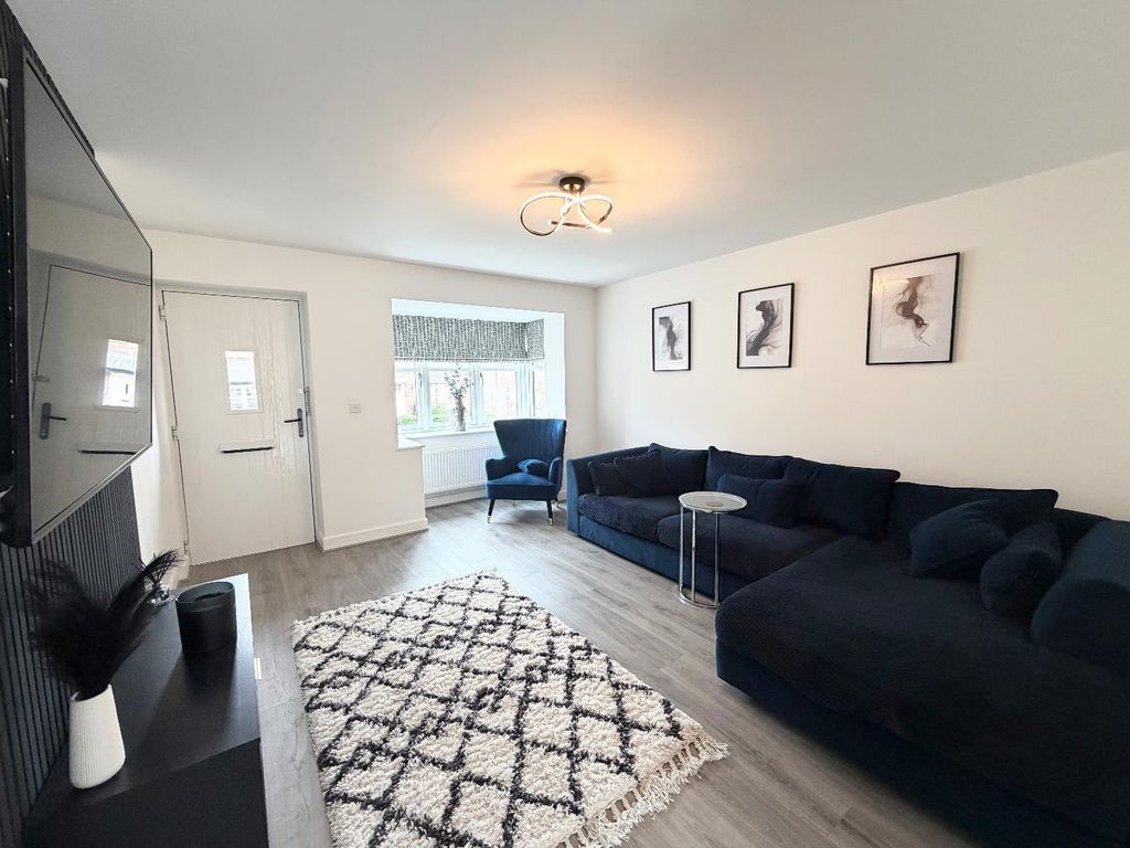 Property photo 3 of 26 Lounge