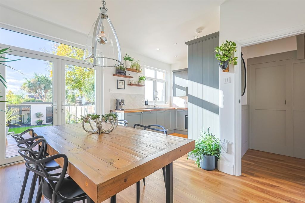 Property photo 3 of 37