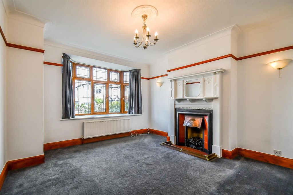 Property photo 3 of 14 Lounge