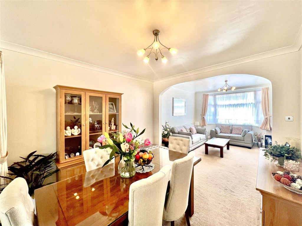 Property photo 3 of 12 Through Lounge