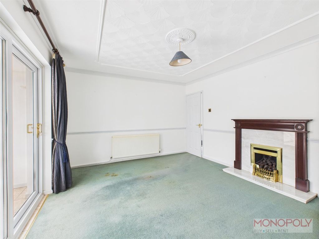 Property photo 3 of 11 Lounge