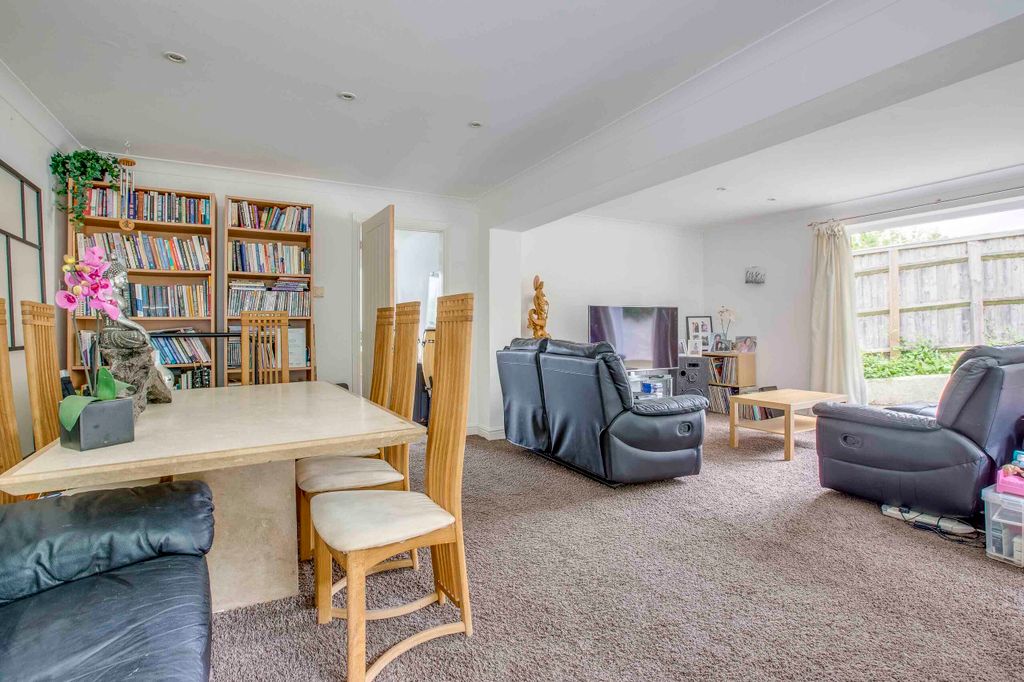 Property photo 2 of 22 9 Rook Road, Hp10 0Py (Low Res)-11