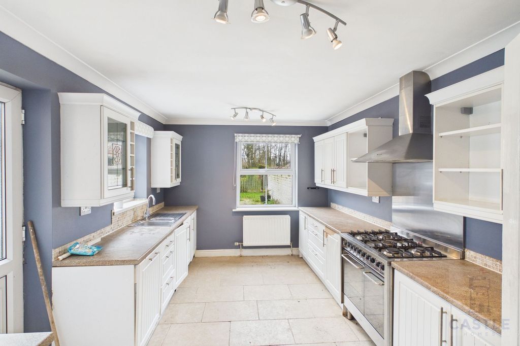 Property photo 3 of 23 Kitchen