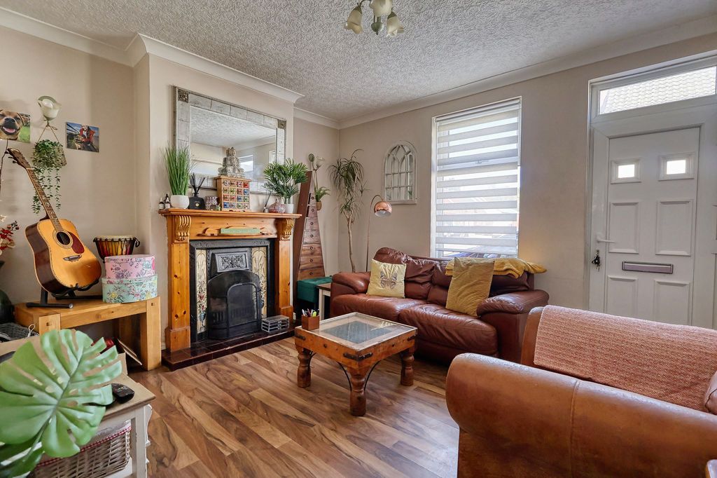 Property photo 3 of 13 Lounge