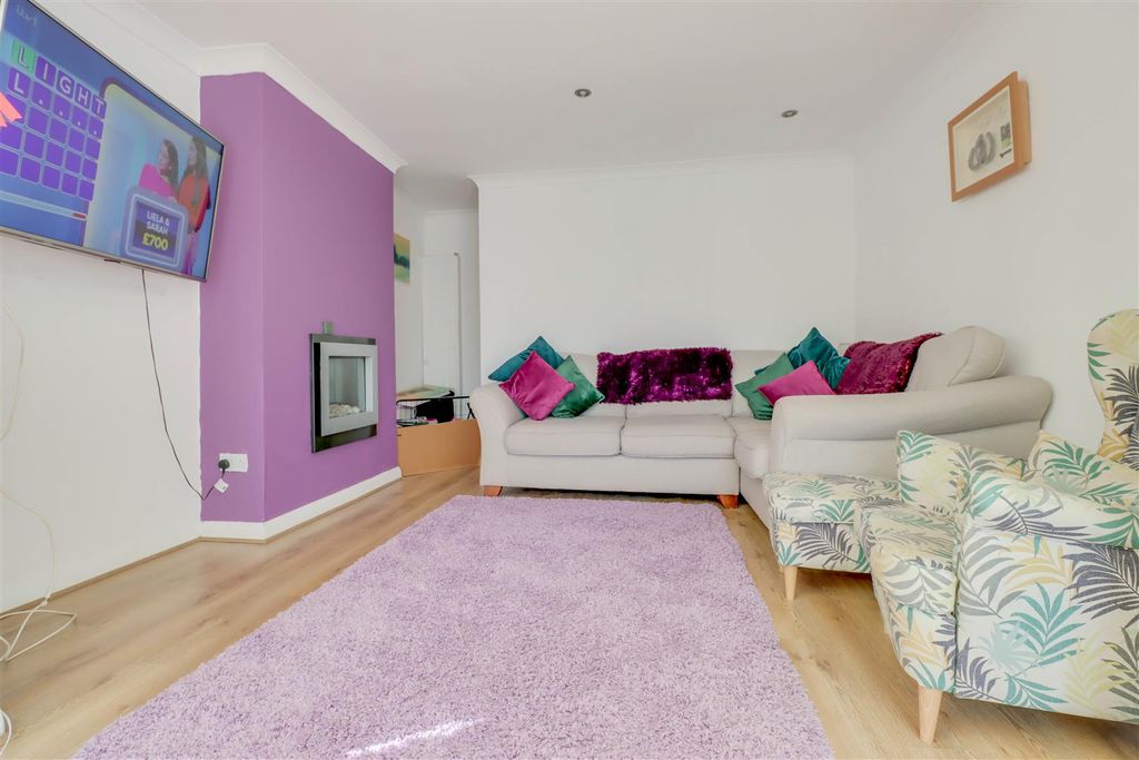Property photo 3 of 13 3 Carruthers Close Inside-8.Jpg