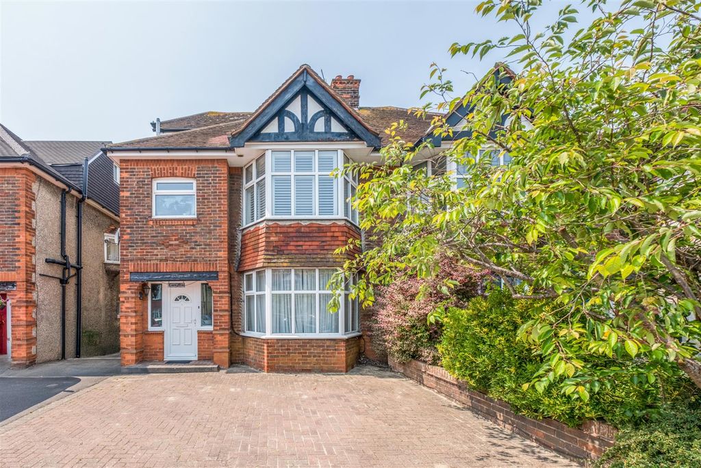 Property photo 1 of 28 22 Nevill Road_22.Jpg