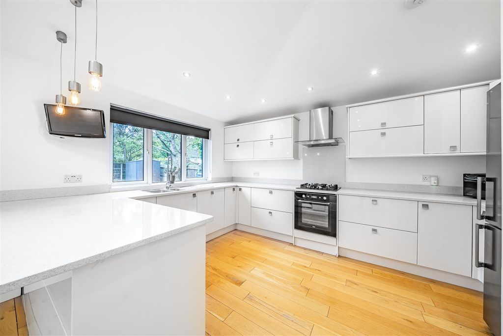 Property photo 3 of 19 Kitchen
