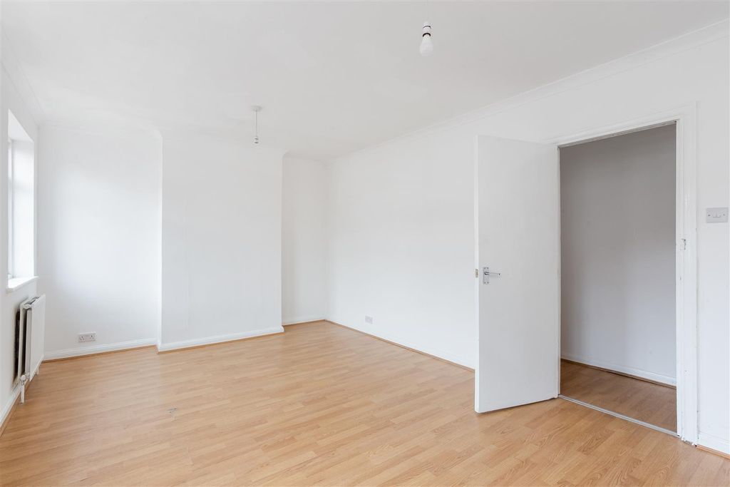 Property photo 3 of 6 8A Russell Parade 326747 09.Jpg