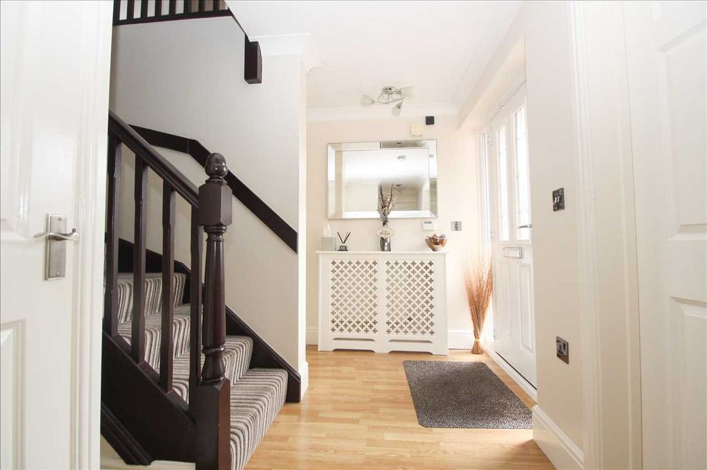 Property photo 2 of 23 Entrance Hall